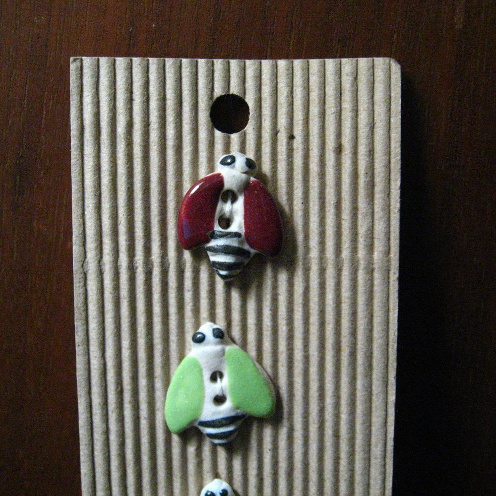 🪰 Incomparable Buttons Flying Bugs - Picture 2 of 6